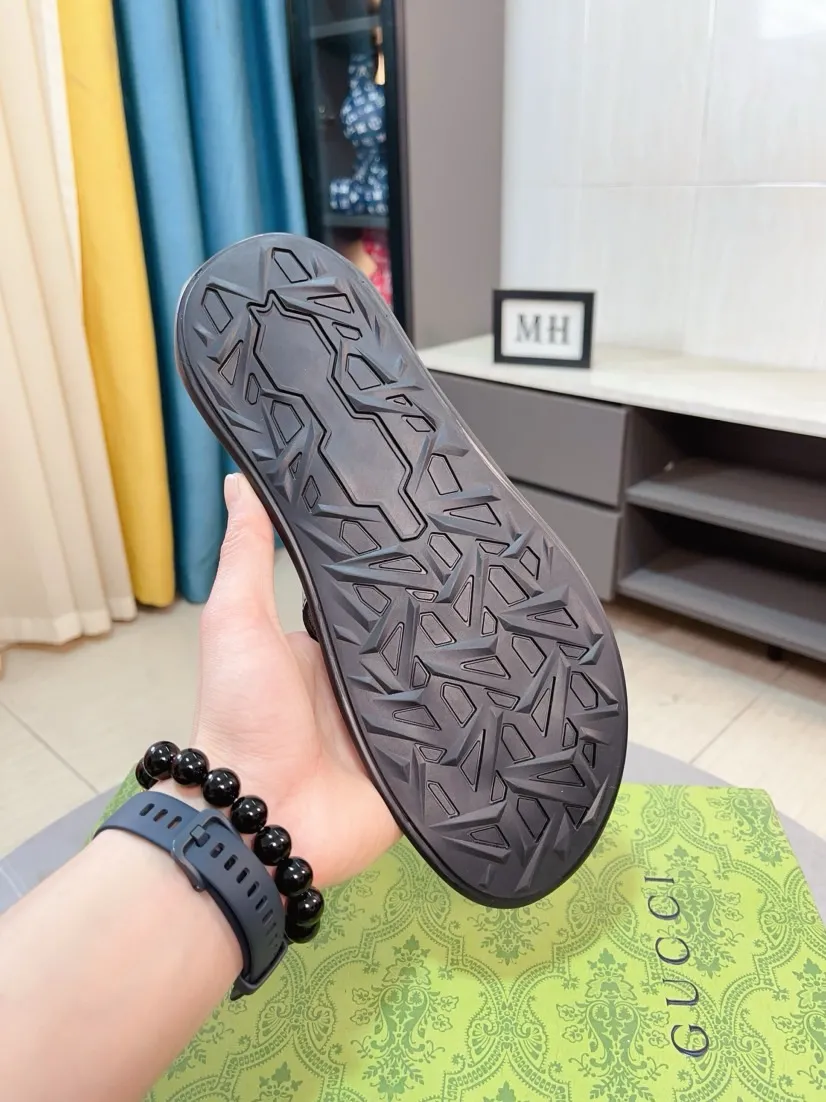 Men's shoes 💰260🌹🌹 (gucci-Gucci) New men's slippers, high-end boutique, made of cowhide, with exquisite embossed logo decoration on the upper, fine workmanship, super soft soles, casual, loose and comfortable, a must-have in summer! \nsize：38-44